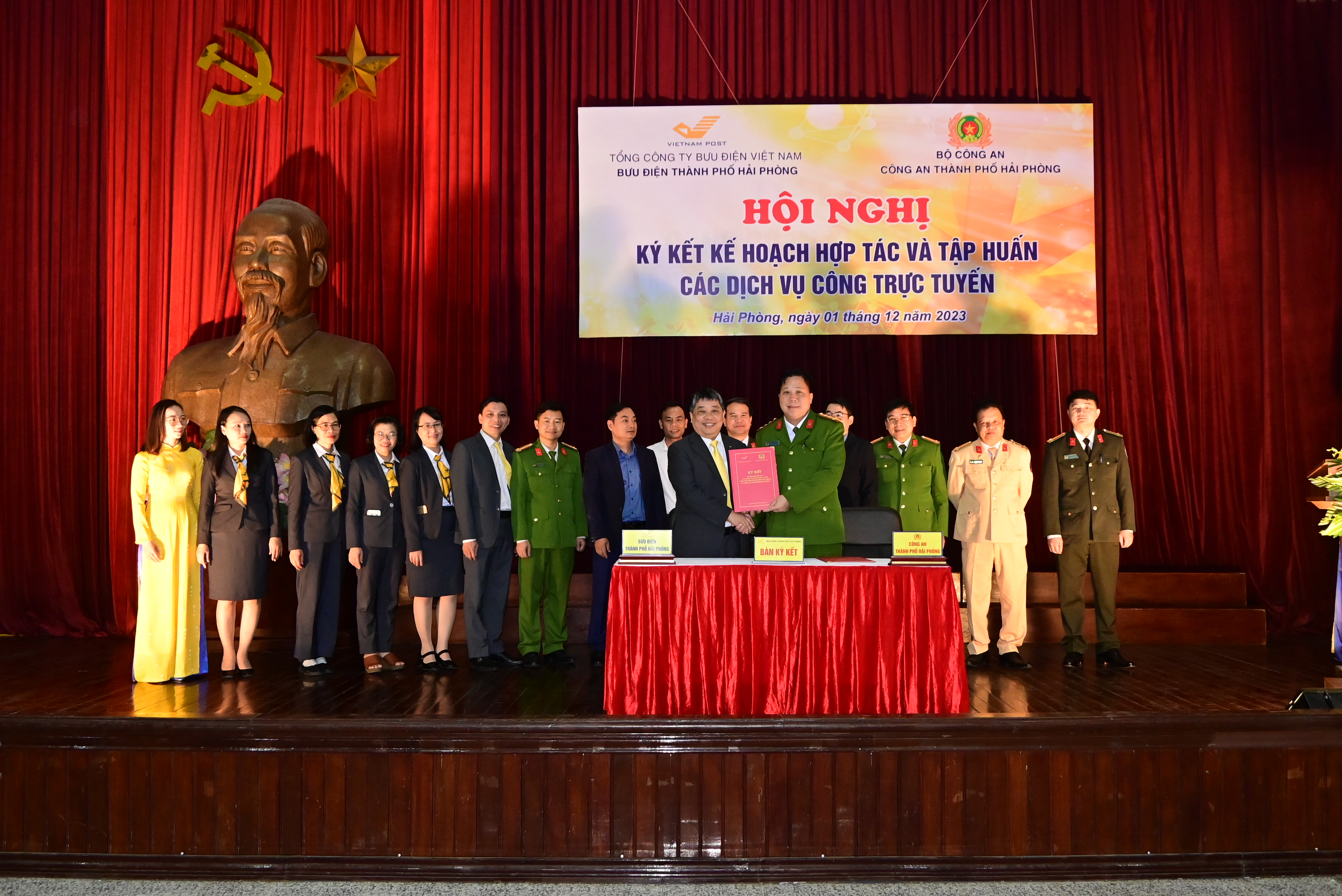 Công an thành phố & Bưu điện thành phố: Ký kế hoạch hợp tác các dịch vụ công trực tuyến